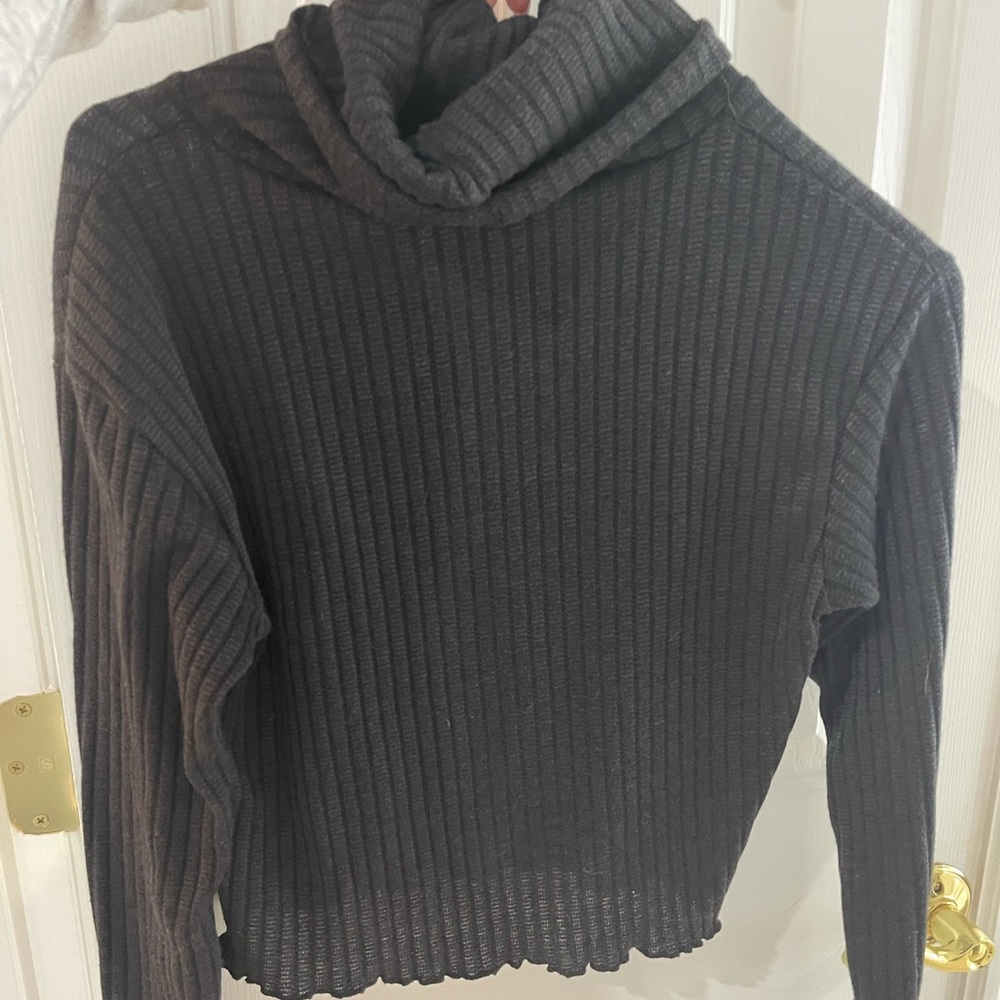 Cropped turtle neck - size small